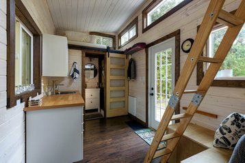Tiny-House-bauen-10 Inneneinrichtung eines Tiny Houses mit Badezimmer und Schiebetür