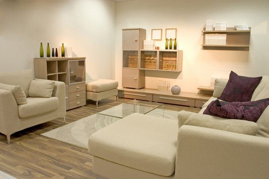 Fotolia_17592335_Subscription_L Wohnzimmer mit Couch, Tisch und Sessel