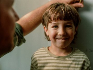 Ihr regionaler Hauskaufberater – immer an Ihrer Seite Fröhliches Familienbild mit Kind und Vater – emotionale Nähe beim Hauskauf vor Ort