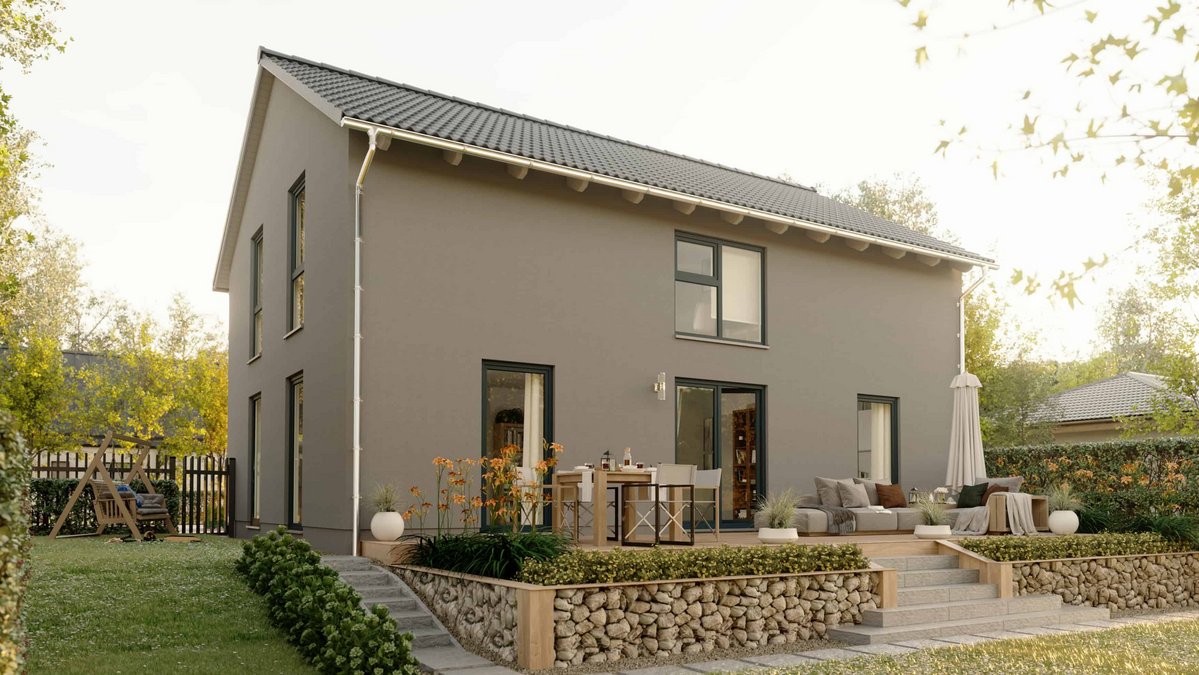 Sicher und planbar ins Eigenheim mit Town & Country Haus Town & Country Massivhaus mit heller Fassade Terrasse und gemütlich eingerichtetem Garten. Abgebildet ist das Einfamilienhaus Landhaus 142 Modern Elegance. Steht für sicheres Bauen mit Festpreis Bauzeitgarantie und Hausbau Schutzbrief.